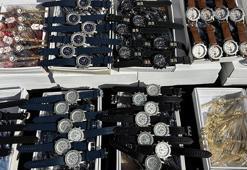 Fatih'te 100 milyonluk kaçak saat operasyonu