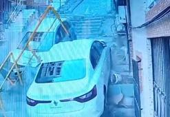 Alkollü sürücünün otomobili ile çarptığı araç merdivene düştü; kaza kamerada