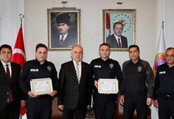 Hükümlüyü, karar çıktıktan 1 dakika sonra yakalayan polislere ödül