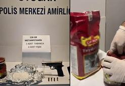 Bayrampaşa'daki 15 Temmuz Demokrasi Otogarı'nda salça kutusundan uyuşturucu çay paketinden silah çıktı