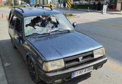 İçki içip, sopayla otomobilinin camlarını kırdı