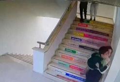 Depremde öğrencisini kucağında taşıdı; o anlar kamerada