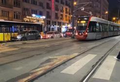 Fatih'te karşıdan karşıya geçmeye çalışan bir kişiye tramvay çarptı