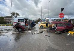 Kavşakta çarpışan otomobillerden biri ikiye bölündü; 1'i çocuk, 6 yaralı