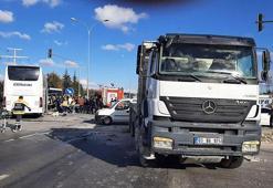 Afyonkarahisar'da yolcu otobüsü ile kamyon çarpıştı: 1 ölü, 19 yaralı