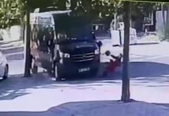 Yaya geçidinde minibüsün çarptığı anne ile ikizleri yaralandı; kaza kamerada