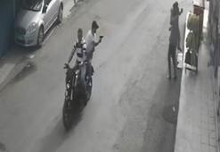 Adana'da, yolda yürüyen 2 kişiye silahlı saldırı kamerada