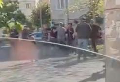 Parktaki borç- alacak kavgasını meraklı gözlerle izlediler; olay kamerada