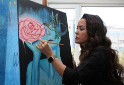 Avukat Aylin, mesleğinin stresini resim yaparak atıyor