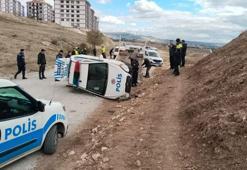‘Dur’ ihtarından kaçan ehliyetsiz sürücüyü takip eden polis otosu takla attı: 2 polis yaralı