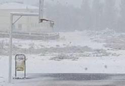 Van'da Güzeldere Geçidi'nde kar yağışı etkili oldu