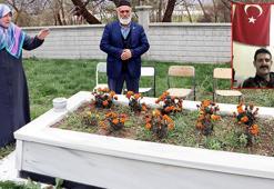 FETÖ elebaşının ölüm haberini alan şehidin ailesi oğullarının mezarına gitti: Hain geberdi