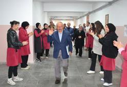 40 yıllık öğretmen, alkışlarla emekliliğe uğurlandı