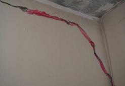 Evinde depremle oluşan çatlakları bez parçaları ile kapattı