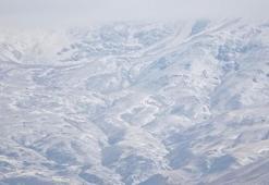 Yüksekova'da yüksek kesimlerde kar yağışı