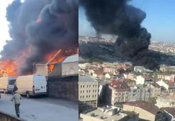 Gaziosmanpaşa'da halı sahadaki yangın kumaş deposuna sıçradı