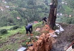 Rize'de heyelanda kayan toprağın önünü tıkadığı derede temizlik çalışması
