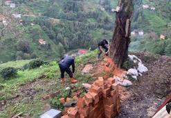 Rize'de heyelanda kayan toprağın önünü tıkadığı derede temizlik çalışması
