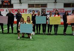 Çalışan kadınlar, kurdukları takımlarla futbol maçı yapıyor