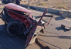 Hafif ticari araçla çarpışan otomobil ikiye bölündü: 2'si ağır, 4 yaralı