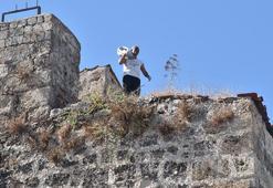 Kaçırıldığını iddia ettiği oğlunun bulunması için tarihi burca çıktı