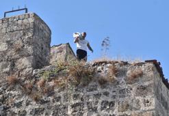 Kaçırıldığını iddia ettiği oğlunun bulunması için tarihi burca çıktı