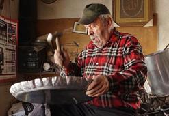 67 yıllık bakırcı, günde 10 saat çalışıp, binlerce çekiç sallıyor