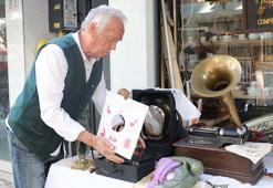 Asırlık gramofon ve taş plak ile tarihe ışık tutuyor