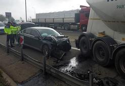 Bariyerleri aşıp karşı yöne geçen tanker, otomobille çarpıştı: 2 yaralı