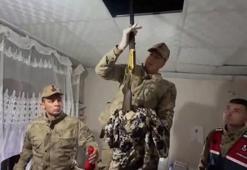 Kaçak silahlar asma tavandan çıktı