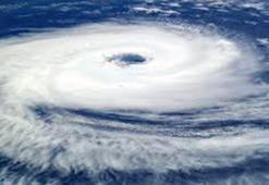 Hindistan'da tropik fırtına alarmı: 300 bin kişi tahliye edildi