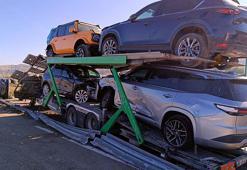 Devrilen TIR’daki sıfır kilometre cipler hasar gördü