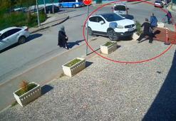 Gaz pedalı takılı kalan otomobilin kaldırıma çıktığı kaza kamerada