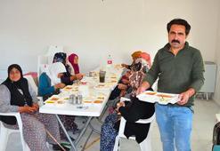 Yemek yapmakta zorlanan annesinden esinlenen muhtar, yaşlılara her gün yemek hazırlıyo
