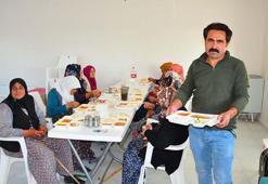 Yemek yapmakta zorlanan annesinden esinlenen muhtar, yaşlılara her gün yemek hazırlıyo