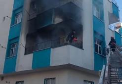 Yangında balkonda mahsur kalan genç kız ve çocuk battaniyeye atlayarak kurtuldu, o anlar kamerada