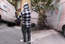 Şişli'de yokuşta bırakılan kargo aracı kayarak binaya çarptı