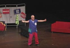 Acil servis ekibi tiyatro sahnesinde