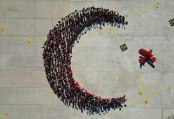 Cumhuriyet Bayramı’na özel koreografi; insanlar hilal, akrobasi uçağı yıldız oldu