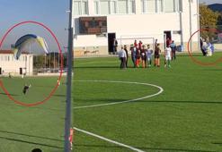 Evinin yakınındaki futbol sahasına paraşütle indi