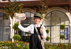 Dönemin kıyafetlerini giyen çocuk, 'Cumhuriyet’in ilanını yazıyor’ diyerek gazete dağıttı