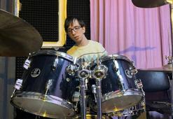 Serebral palsi ile bateri çalarak mücadele ediyor