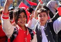 Van'da 500 kişilik öğrenci korosu Cumhuriyet şarkılarını söyledi