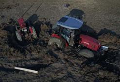 Kuruyan baraj gölüne pikniğe gelenlerin araçları çamura saplandı