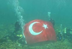 Şanlıurfa'da gençler Göbeklitepe’ye yürüdü, dalgıçlar su altında bayrak açtı