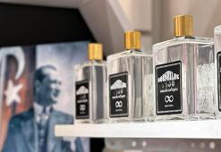 Atatürk'ün kullandığı parfümü geliştirip ürettiği, 'Sonsuzluk' adını verdiği kolonyayı işletmesinde sergiliyor