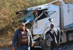 Tokat’ta hafriyat kamyonları çarpıştı; sıkışan sürücüleri itfaiye kurtardı
