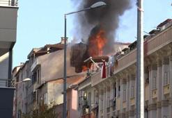 Küçükçekmece'de çatı yangını; 1 kişi dumandan etkilendi