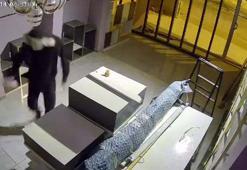 Butiğe benzin döküp kundakladı; o anlar kamerada