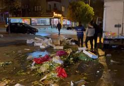 Grev yapan belediye işçileri pazar çöplerini toplamadı